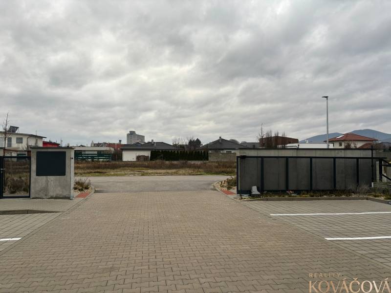 Kilátás a trenčéni Vladimír Predmerský bejárati kapujára, a 3 szobás lakások környéke.