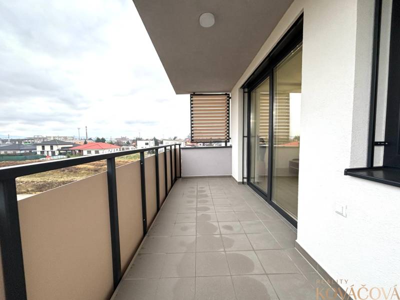 A Vladimíra Predmerského utcai 3 szobás lakás erkélye Trencsénben, kilátással a környékre.