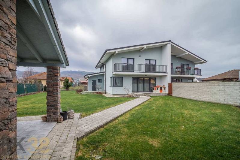 Családi ház a Krátka utcában, Spišské Bystrében, gondozott gyepel és fedett beállóval.