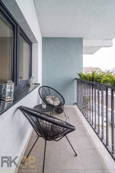 Családi ház erkélye kényelmes székekkel és asztallal, Krátka utca, Spišské Bystré.