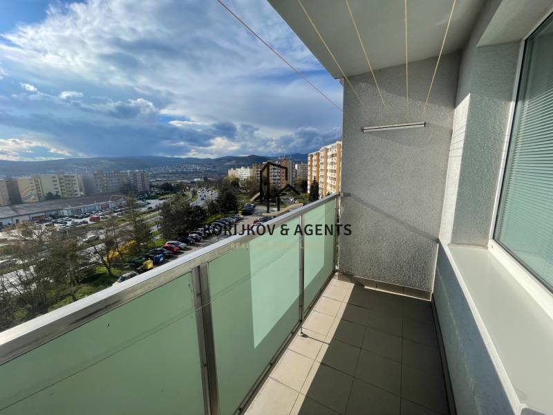 Kilátás egy háromszobás lakás erkélyéről a Fábryho utcában, Kassán, Dargovských hrdinov városrészben.