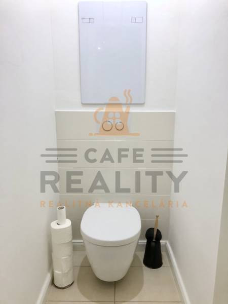 WC modern mechanizmussal. Alkalmas 2 szobás lakásba.