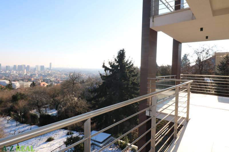 Kilátás Pozsonyra az Őszibarack utca feletti teraszról.