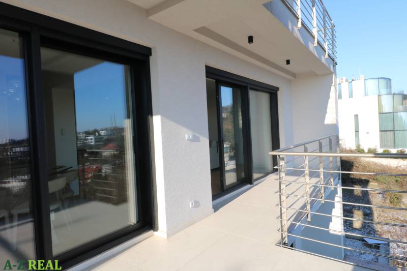 Erkély egy négy szobás lakásban a Broskyňová utcában, Pozsony - Óváros, modern korláttal.