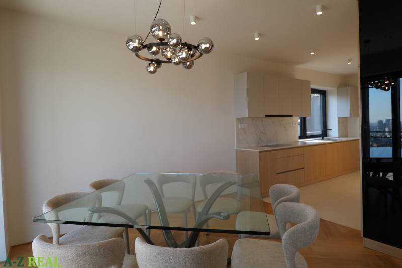 Ebédlő üvegasztallal és székekkel, 4 szobás lakás, fa dekoros padló.