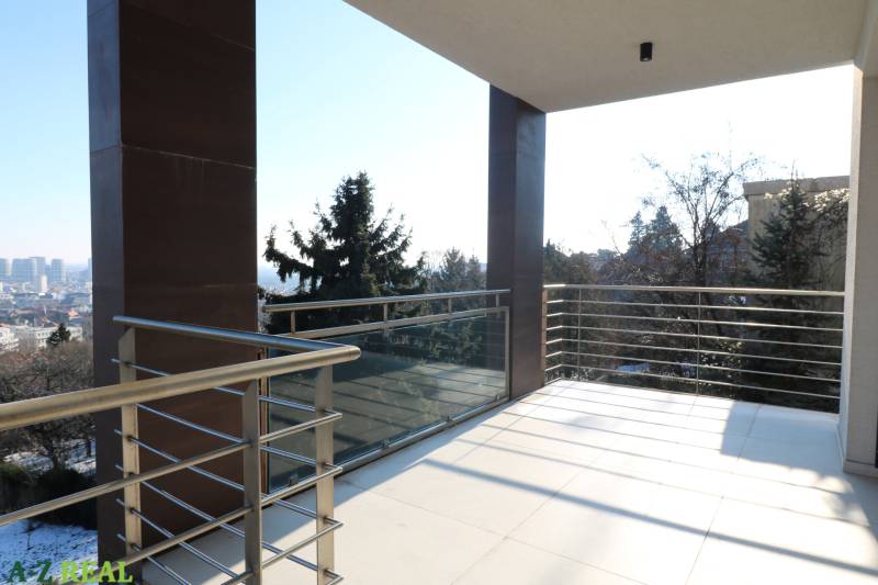 Erkély korláttal és kilátással a városra egy 4 szobás lakásból Pozsonyban.