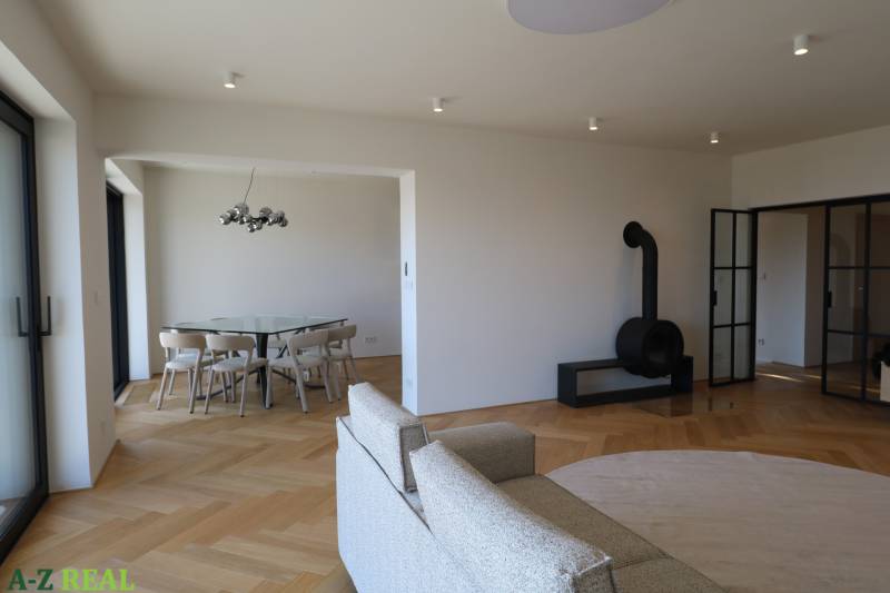 Nappali egy négy szobás lakásban kandallóval és fa dekorációjú padlóval.