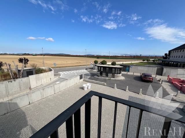 Kilátás az erkélyről a Magtár melletti téren, Pozsony - Jarovce, egy 2 szobás lakás esetében.