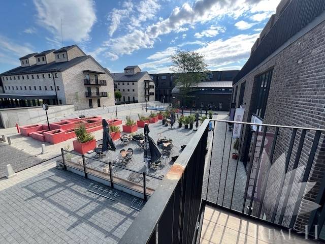 A Sýpka tér külső része Pozsonyban - Jarovcén, terasszal és téglából épült épületekkel.