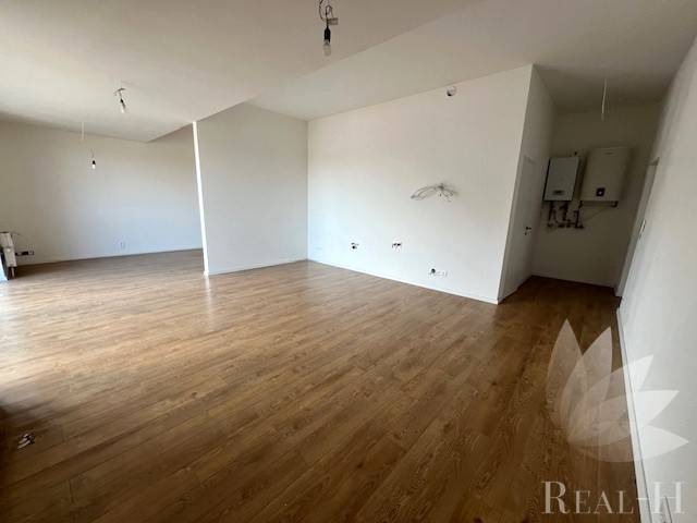 2 szobás lakás belső tere fa dekor padlóval, fehér falakkal, nyitott tér.