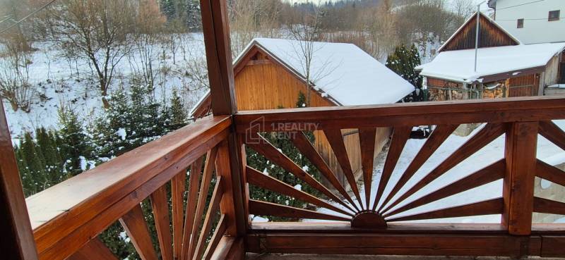 Havas kilátás egy családi ház fa erkélyéről Ochodnicán, az Ochodnica utcában.