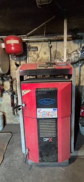 Kazán a családi ház kazánházában technikai felszereléssel.