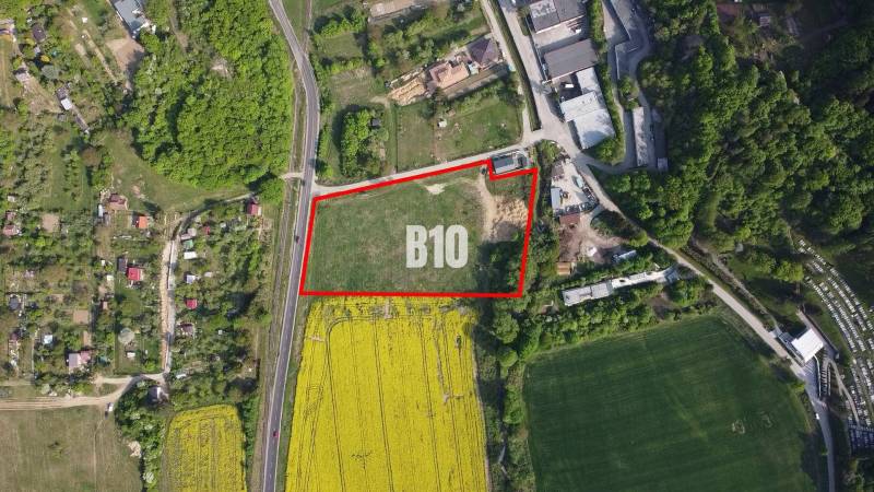 Légi felvétel a zölddel körülvett építési telkekről Trencsénteplicen.