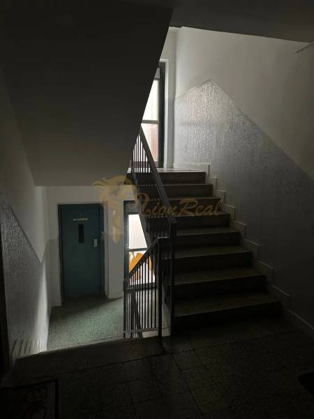 A lépcsőház a Nejedlého utcai lakóházban, Pozsony-Dúbravkán.