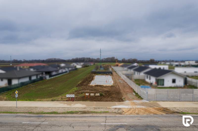 A Sokolovce-i családi ház alapjai a szomszédos épületek és az út között.