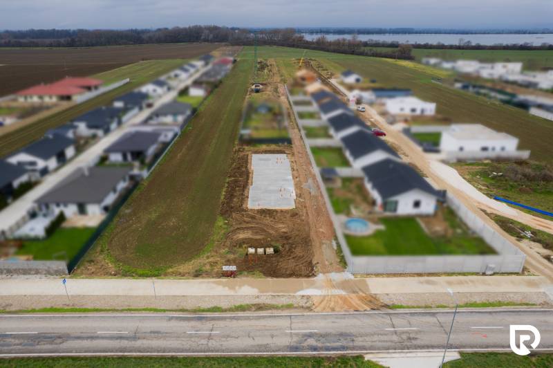 Építési telek Sokolovce-ban, új családi házak sorának szomszédságában.