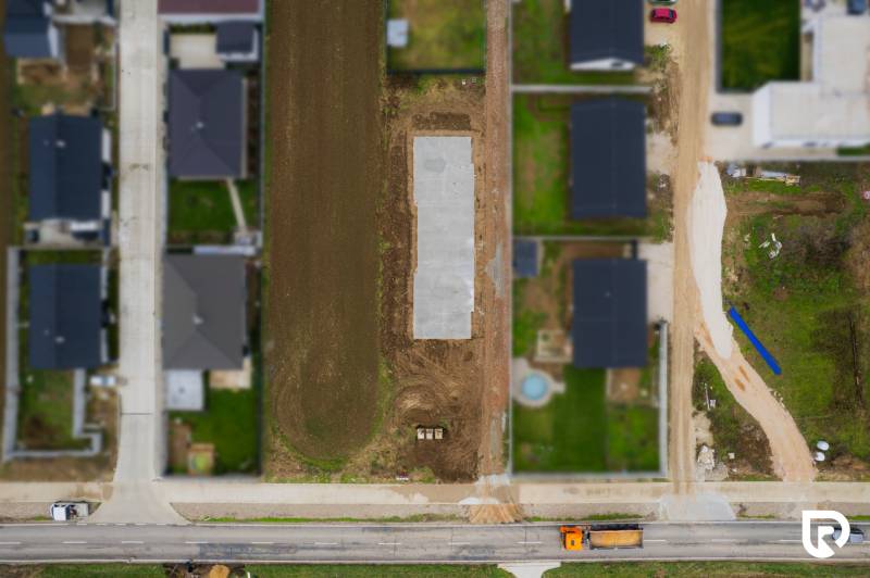 A családi ház építési helyszíne Sokolovce-ban készen áll az építkezés következő szakaszára.