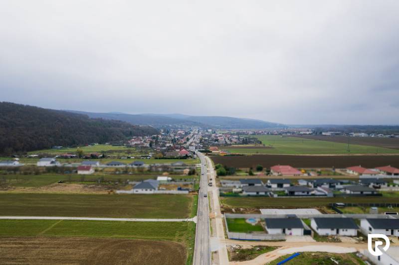 Sokolóc falu légi felvétele családi házakkal és kiterjedt mezőkkel.