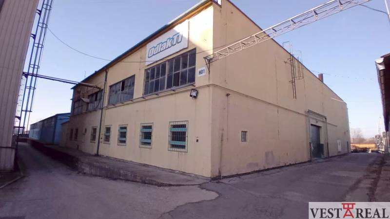 Épület a Coburg utca Trnava, raktárak és csarnokok, sárga külső, ipari építészet.