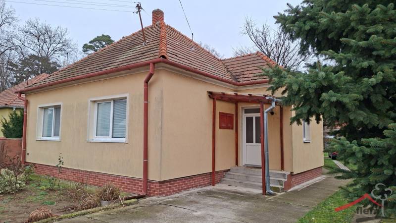 Családi ház Újvásárhelyen, a Nová Ves nad Žitavou utcában, ferde tetővel.