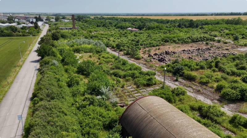 Légi felvétel Ivanka pri Nitre közterületeiről, amelyek kereskedelmi célokra alkalmasak.