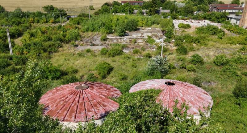 Kereskedelmi telkek Ivanka pri Nitre-ben kör alakú tetőkkel, buja zölddel körülvéve.