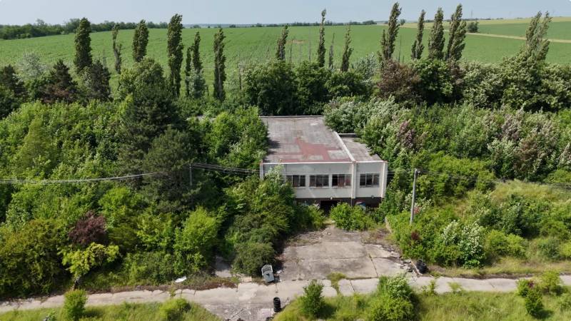 Épület növényzettel körülvéve, alkalmas kereskedelmi telkekre Ivanka pri Nitre-ben.