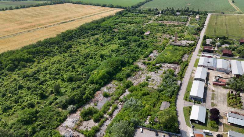 Légi felvétel a kereskedelmi területekről Nyitraivánkán, amelyeket zöld területek vesznek körül.