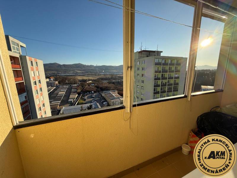 Kilátás egy háromszobás lakás erkélyéről az A. Dubček utcán, Zsarnóban.