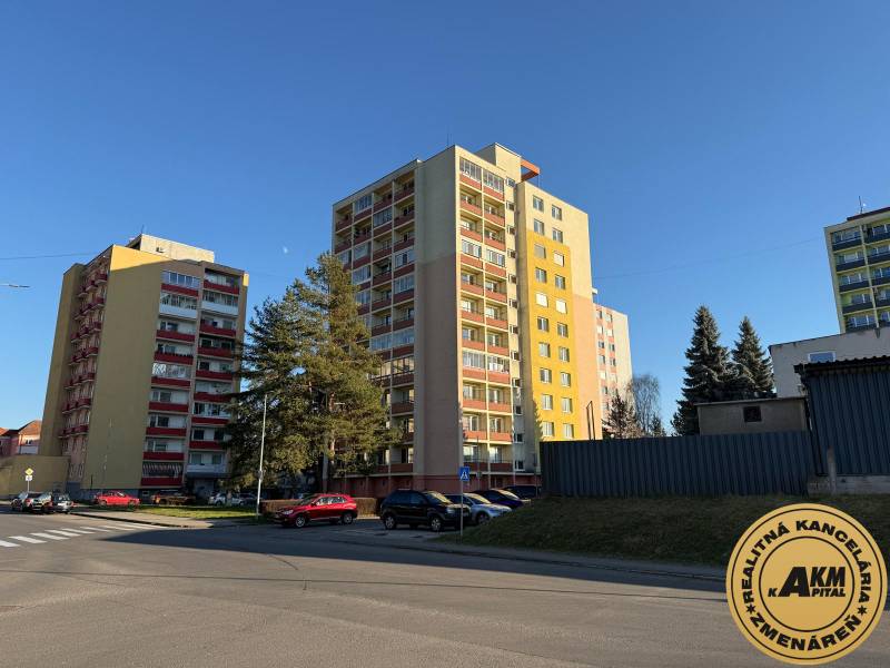 A. Dubčeka utcában lévő lakóházban, Zsarnón, 3 szobás lakás eladó.