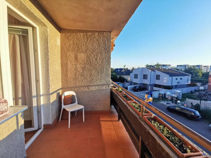 Erkély a Priekopnícka utcában, Pozsony-Podunajské Biskupice városrészben, kilátással a házakra.