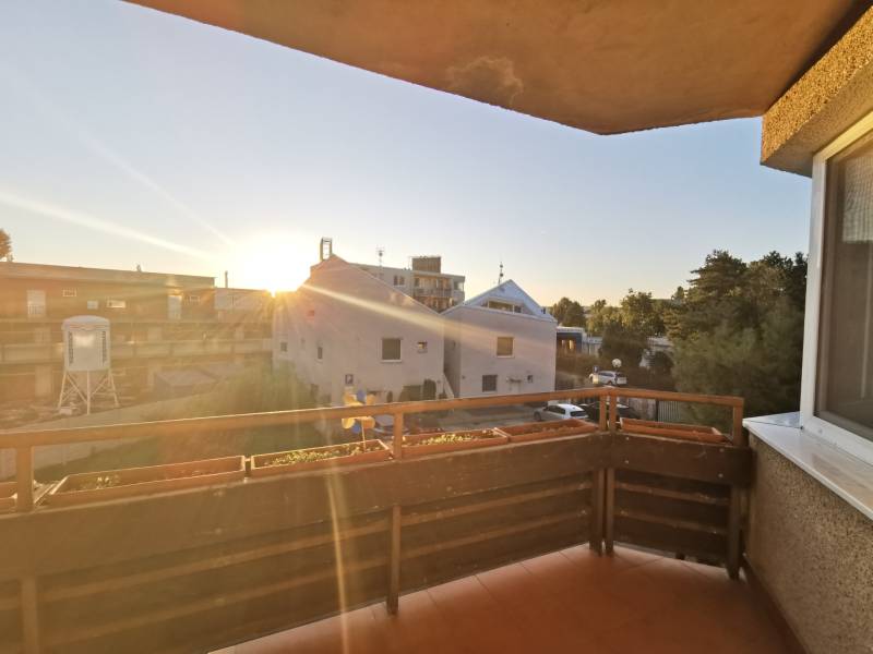 Erkély naplementére néző kilátással Pozsonyban - Pozsonypüspökin a Priekopnícka utcában.