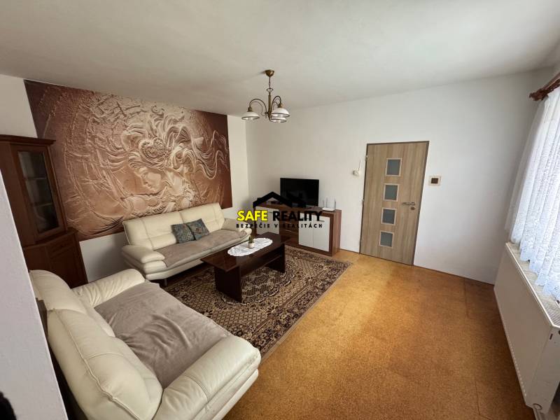 Nappali kanapékkal és dekoratív fallal egy családi házban.