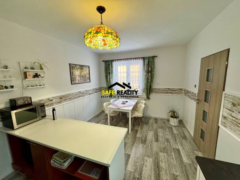 Konyha egy családi házban, fa dekoros padlóval és színes ólomüveggel.