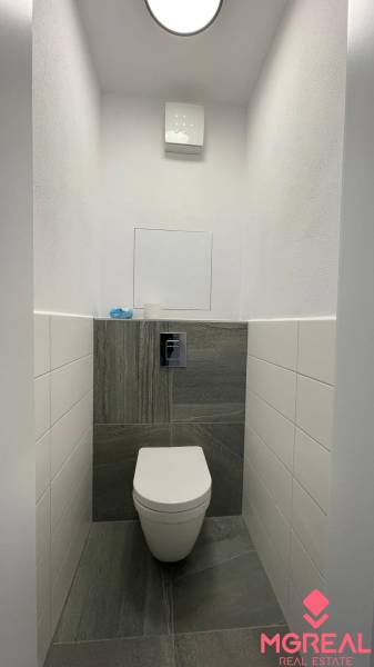 Kompakt WC burkolattal a kétszobás lakásban.