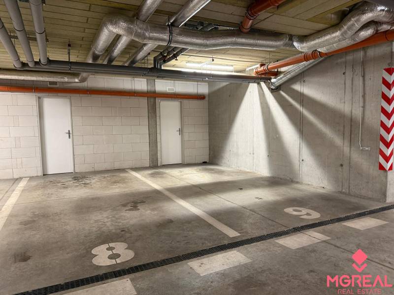 Földalatti parkoló egy 2 szobás lakásban a Hornostavska utcában, Nyitrán.