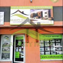 Ingatlanközvetítő iroda külső megjelenése Nagymihályban hitelesítési tanúsítvánnyal.