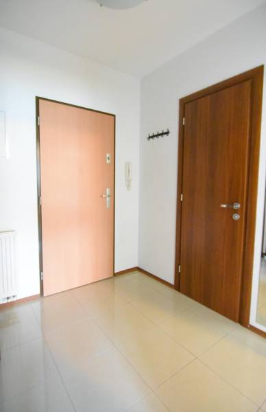 Előszoba esetleg csempézett padlóval és ajtókkal egy kétszobás lakásban.