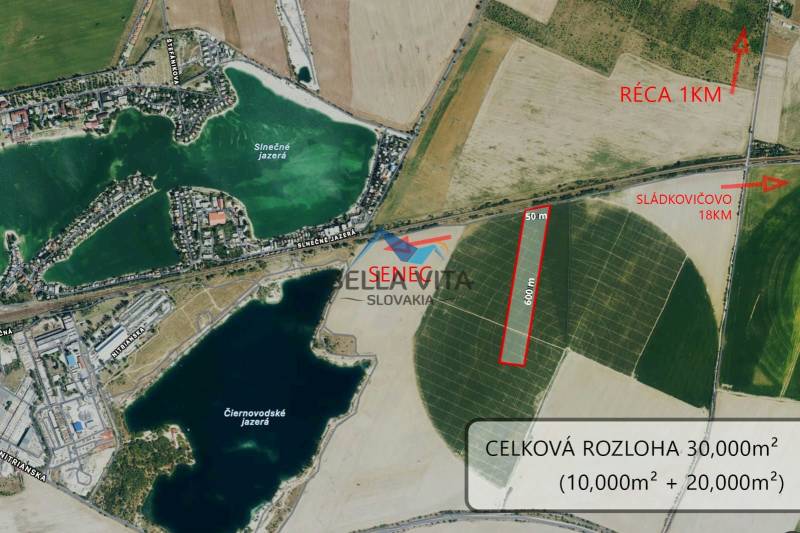 Légi felvétel a mezőgazdasági és erdészeti területekről Szencen, a Senecká közelében, a tavaknál.