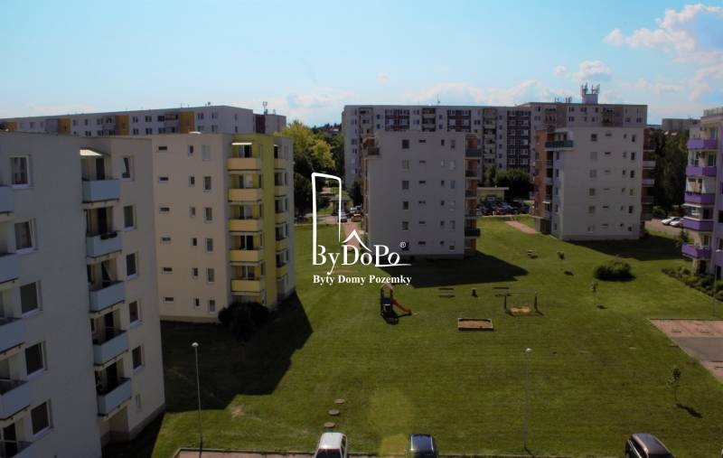 A Potravinárska utcai lakótelepek külseje Nyitrán, játszótérrel.