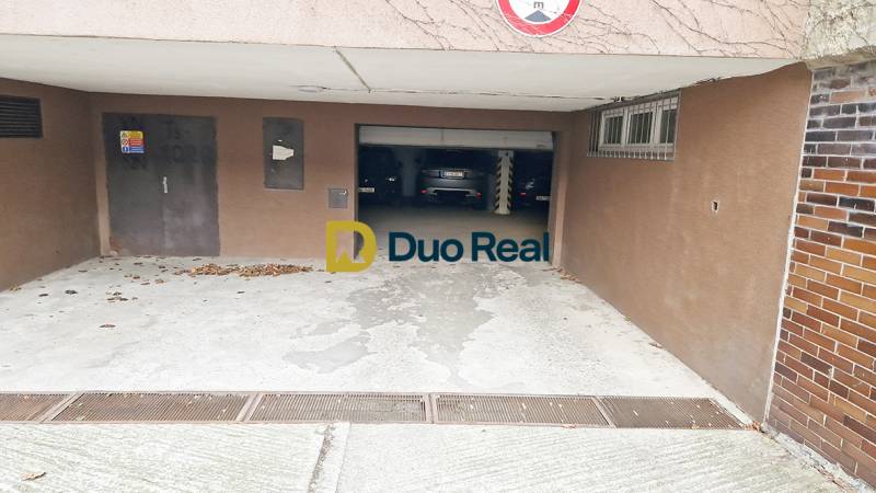 A pozsonyi Óvárosban, a Gajova utcában található garázsok bejárata, parkoló autókkal.