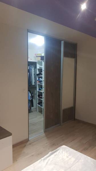 Tolóajtós szekrény és fa dekorációjú padló a családi házban.