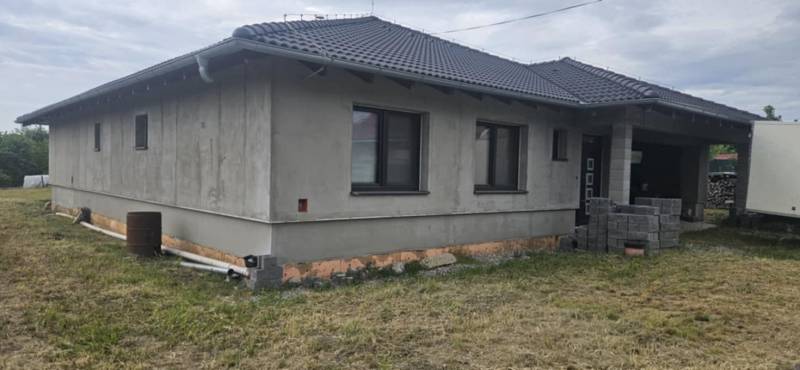 Vakolatlan falú családi ház Semerovóban zsindelytetővel füves telken.