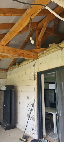 Családi ház Semerovóban, látható fa gerendás mennyezettel és ideiglenes elektromos vezetékkel.