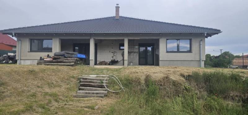 Családi ház Semerovóban vakolatlan terasszal és gondozott udvarral.