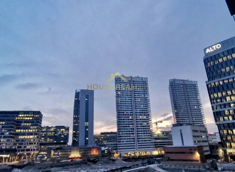 Magas épületek panorámája Pozsonyban, a Bottova utcában alkonyatkor.