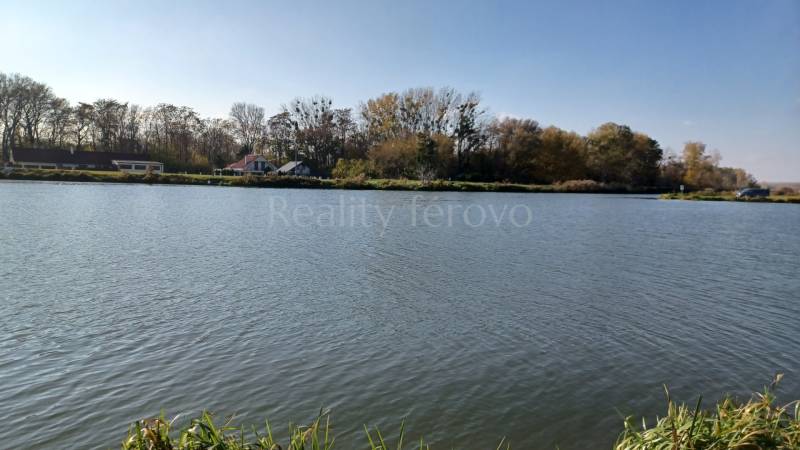 Folyó, amely mezőgazdasági és erdészeti területeket ölel körül vidéki tájjal Mostovában.