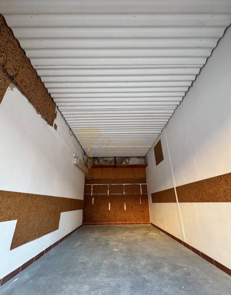 Garázs belső tér fehér mennyezettel és barna falakkal a Bebravská, Pozsony - Vrakuňa területen.