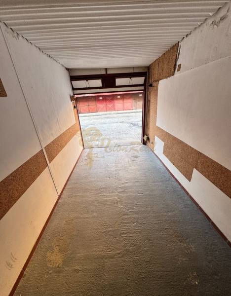 A Bebravska utcai garázs belseje Vrakunában, Pozsonyban, nyitott ajtókkal a behajtón.