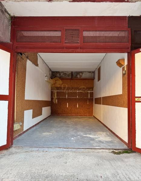 A Bebravska utcai garázscsarnok Pozsonyban - Vrakunán, belső befejezéssel.